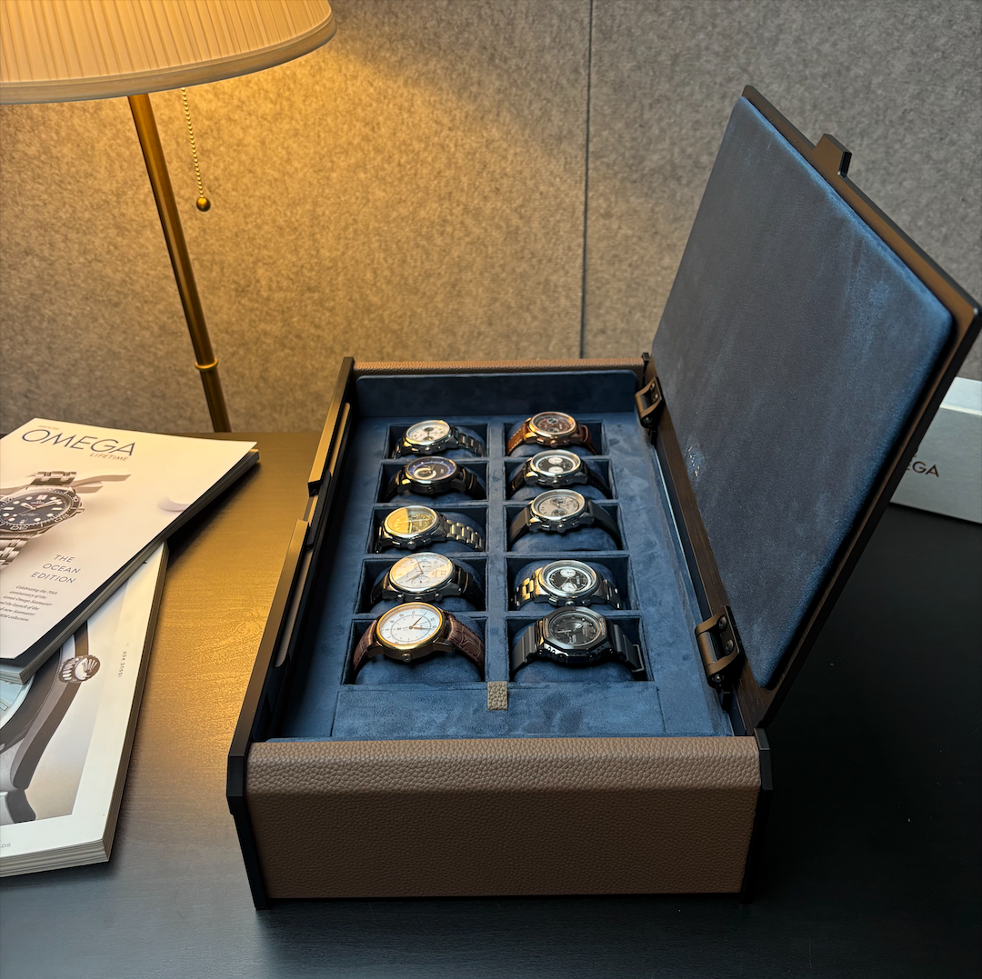 Side view of the open AUBLIQ 10-slot watch box, showing brown side panels, blue lining and two rows of five watches.