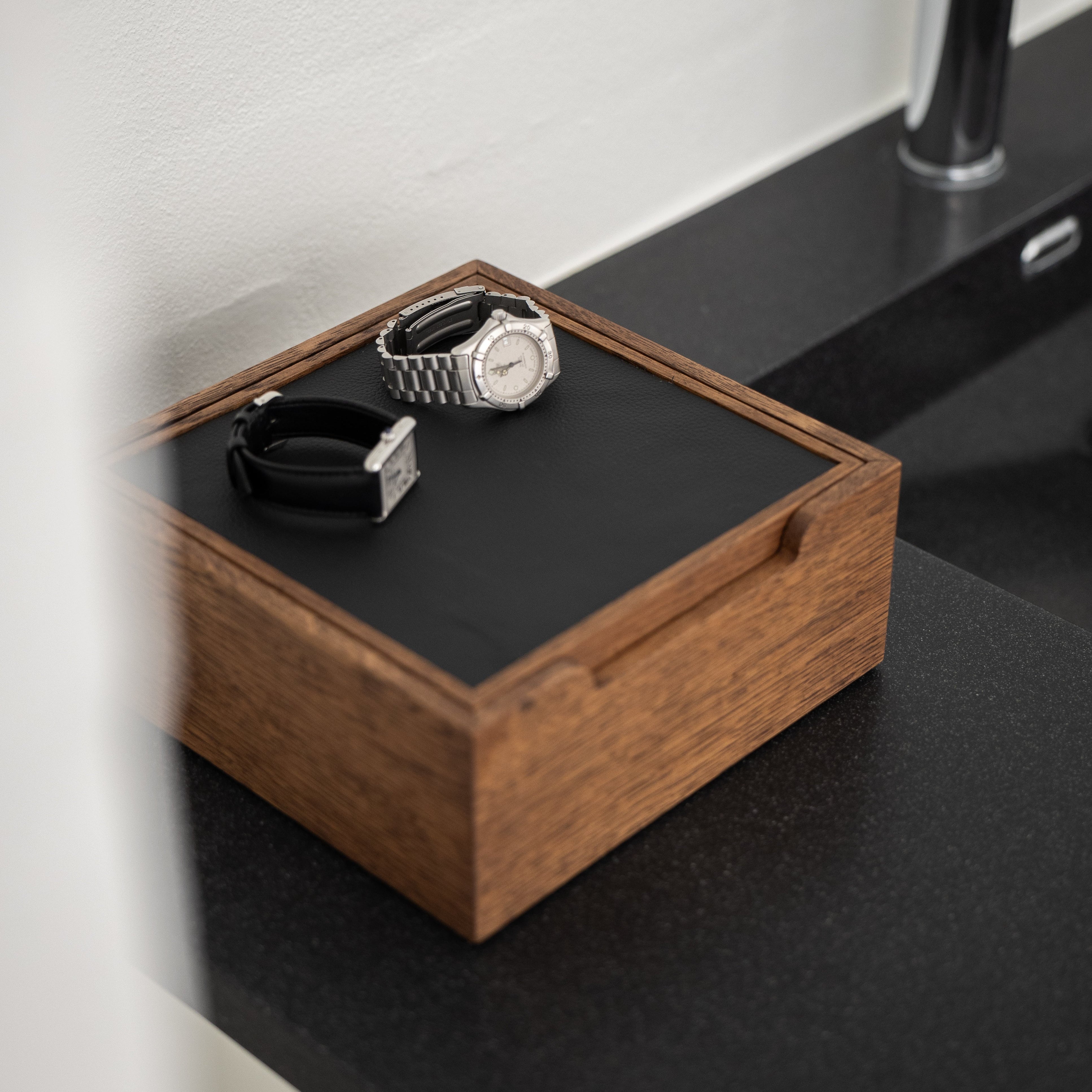 Watch Chest - Dark Oak